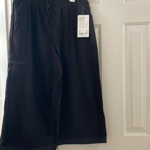 NWT Athleta Triumph Hybrid Wide Leg Crop Pant Size Medium Petite in Black